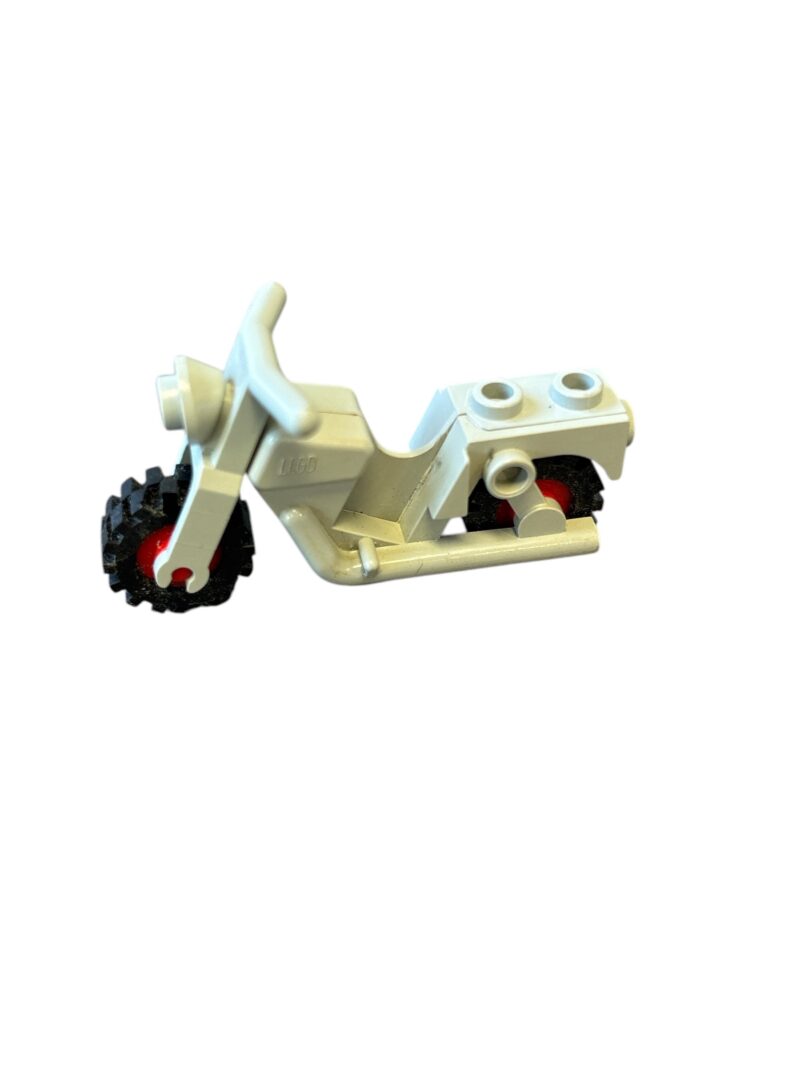 LEGO x81c01: Motorfietsstad met rode wielen met zwarte banden Grijs