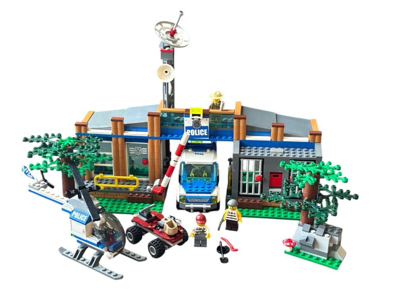 LEGO 4440: Forest Police Station